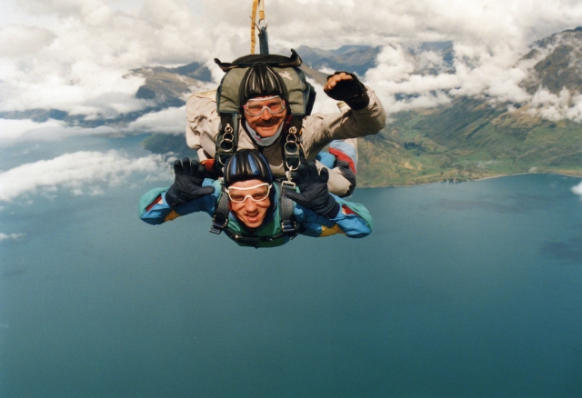  Tandem-Fallschirmsprung über dem Meer 